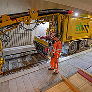 Wie ein riesiger &raquo;Staubsauger&laquo;: Mercedes-Benz Actros reinigt Gleisbett