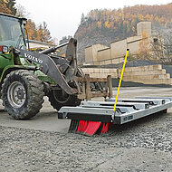 Sto&szlig;r&auml;der erweitern das Kehrbesensystem