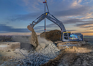 Kettenbagger &raquo;HX400&laquo; zerlegt Windkraftanlagen