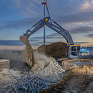 Kettenbagger &raquo;HX400&laquo; zerlegt Windkraftanlagen