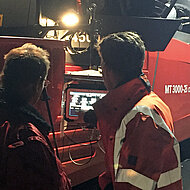 Praxis: Die Winterpause f&uuml;r ein Team-Training in Sachen teil- und vollautomatisierter Asphalteinbau nutzen