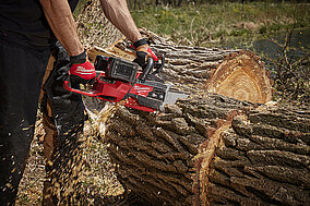 Leistungsstarke Akku-Kettensäge für professionelle Anwendungen