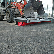 CLEANline: Beim Kehren das seitliche &raquo;Weglaufen&laquo; vergessen machen