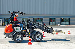 Zwei knickgelenkte E-Radlader treten an