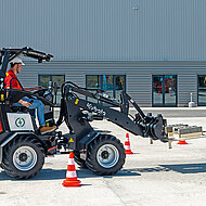 Zwei knickgelenkte E-Radlader treten an