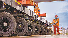 Cometto: Eine Eisenbahnbrücke mit dem Selbstfahrer eingebaut