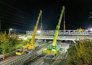 Komplexer Tandemhub von 60-t-Rohrbr&uuml;cke &uuml;ber Autobahn
