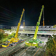 Komplexer Tandemhub von 60-t-Rohrbr&uuml;cke &uuml;ber Autobahn
