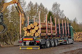 Neuer Rundholz-Sattelauflieger für wirtschaftlichen Langstreckentransport