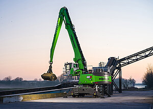 Hybrid-Umschlagbagger erweitert den Maschinenpark im Hafen