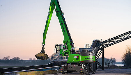 Hybrid-Umschlagbagger erweitert den Maschinenpark im Hafen
