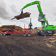 Kraftpaket f&uuml;r harte Aufgaben geht an die Pedersen Group: der SENNEBOGEN 830 Trailer beim Holzumschlag auf der S&uuml;dhalbkugel