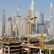 Sieben Liebherr-Turmdrehkrane an Geb&auml;udekomplex in Dubai