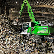 SENNEBOGEN: Raupen-Umschlagbagger 818 R in staubiger Arbeitsumgebung