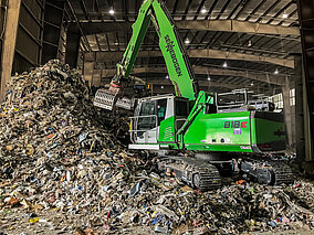 SENNEBOGEN: Raupen-Umschlagbagger 818 R in staubiger Arbeitsumgebung