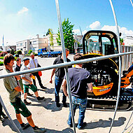 JCB-Minibagger auf Stuttgarter Spielplatz &uuml;bergeben