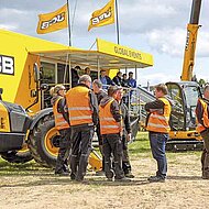 &raquo;Roadshow&laquo;: Infoaustausch zwischen H&auml;ndlern und Besuchern