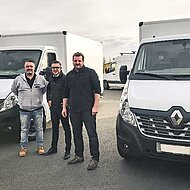 Humbaur &uuml;bergibt Master mit Flexbox-Aufbauten