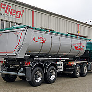 Fliegl: Zweiachsige Neuheit bei den Asphaltprofi-Sattelkippern