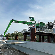 Elektrobagger 840 E und 855 E unterst&uuml;tzen im Hafenumschlag