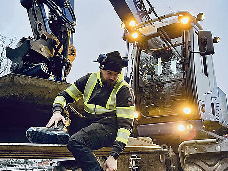 EIN BAUMASCHINENFÜHRER HAT DAS WORT!