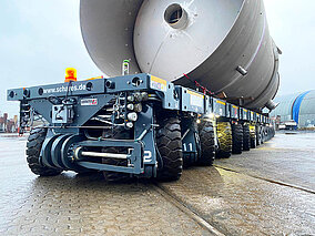 Cometto: Kolonnentransporte durchs Nadelöhr auf Cometto SPMT Selbstfahrern