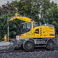 Gleich zehn Zweiwegebagger bestellt