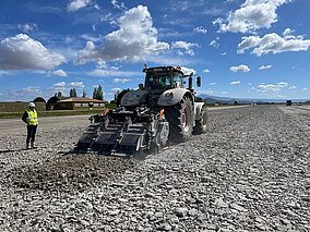 Multifunktionsfräse bei Erneuerung einer Militär-Landebahn 