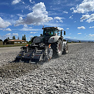 Multifunktionsfr&auml;se bei Erneuerung einer Milit&auml;r-Landebahn 