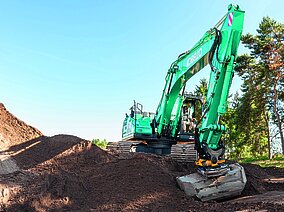 Kobelco-Bagger mit Engcon-Tiltrotatoren und automatischer Kippfunktion