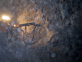 Dynaset: Im »Hydro-Scaling« in Tunnel- und Bergbau bewährt