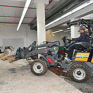 Eternia Bau erweitert Maschinenpark um zwei vollelektrische Kompaktradlader von Tobroco-Giant	