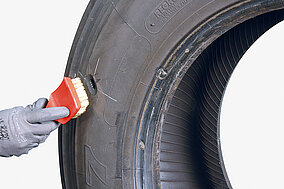 Pflaster drauf: Reparatur von Lkw-Reifen