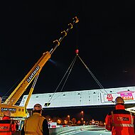 Tadano Faun: Autobahn&uuml;bergang in einem Hub demontiert