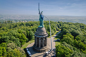 Trikot in luftiger Höhe: Steiger T 570 HF am Hermannsdenkmal im Einsatz