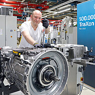 Erfolg aus Friedrichshafen: ZF feiert 500&thinsp;000. TraXon-Getriebe