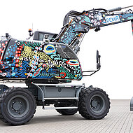 Bagger mit Spezialgreifern wird zum Kunstwerk