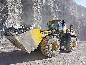 Zwei Komatsu-Radlader in der effektiven Materialverladung 