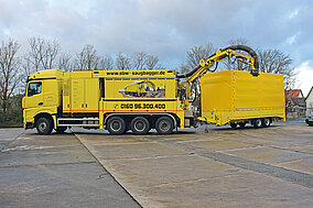 Blomenröhr: Spezialtransporttieflader hinter dem Saugbagger