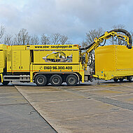 Blomenr&ouml;hr: Spezialtransporttieflader hinter dem Saugbagger