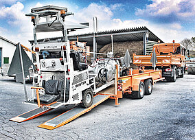 Blomenröhr: Maßgeschneiderte Tieflader für Fahrbahnmarkierungsmaschinen