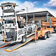 Blomenr&ouml;hr: Ma&szlig;geschneiderte Tieflader f&uuml;r Fahrbahnmarkierungsmaschinen