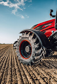 Trelleborg feiert mit »YourTire« 70 Jahre Valtra