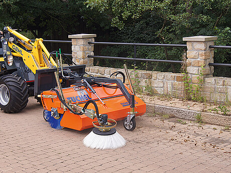 Mit neuer Kehrmaschinen-Generation zur GaLaBau