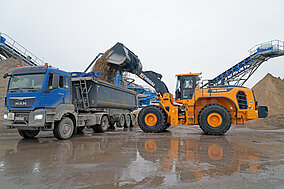 HDB Recycling übernimmt ersten Großradlader des Typs »HL985A«