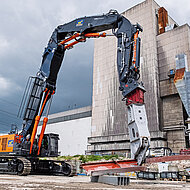 Ein Gigant in Aktion &ndash; der Abbruchbagger &raquo;KMC1200S&laquo;