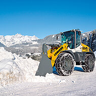 Liebherr: Auch eine Universalmaschine im Kampf gegen Eis und Schnee