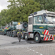&raquo;Arocs&laquo; mit 250&thinsp;t schwerem Zuggewicht unterwegs auf Europas Stra&szlig;en