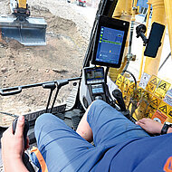 Komatsu/Kuhn: Automatische Schwenkl&ouml;ffelsteuerung bew&auml;hrt sich im Praxiseinsatz