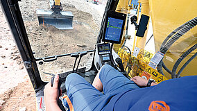 Komatsu/Kuhn: Automatische Schwenklöffelsteuerung bewährt sich im Praxiseinsatz